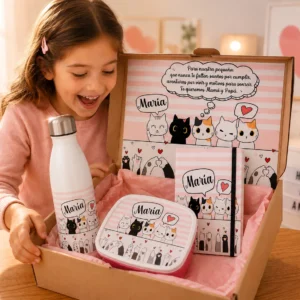 Pack personalizado de gatitos kawaii con botella, tupper, cuaderno y caja con dedicatoria.