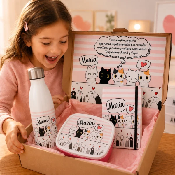Pack personalizado de gatitos kawaii con botella, tupper, cuaderno y caja con dedicatoria.