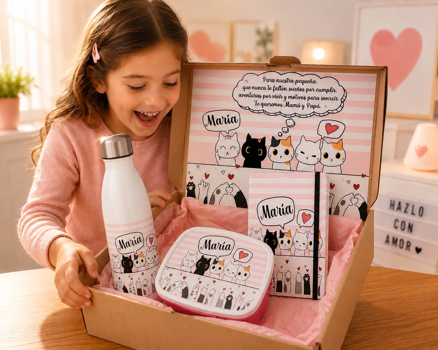 Pack personalizado de gatitos kawaii con botella, tupper, cuaderno y caja con dedicatoria.